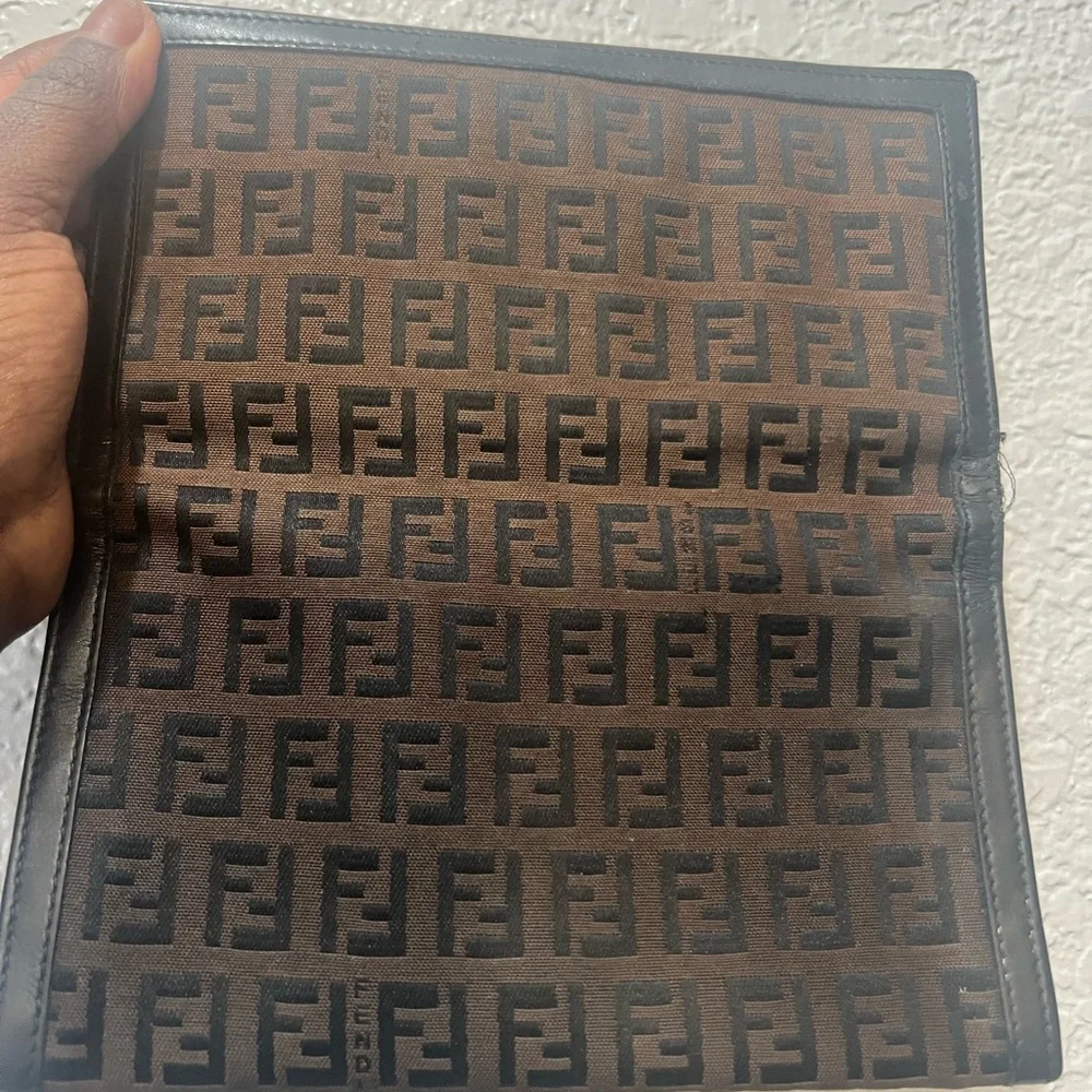 Sold ‼️‼️‼️‼️
Authentic vintage Fendi continental wallet! - Picture 13 of 13